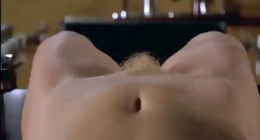 అమ్మాయి మంచం మీద పడుకుని మరియు వేళ్లు మరియు పురుషాంగము వంటి పరికరము తో ఆమె తెలుగు సెక్స్ బ్లూ ఫిలిం జుట్టుతో యోని ఇష్టపడ్డారు