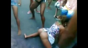 టాన్డ్ ఆసియా అమ్మాయి సంతోషంగా తెలుగు సెక్స్ ఫిలిం వీడియో ఆత్మవిశ్వాసం పీల్చటం మరియు ఇబ్బంది పెట్టాడు గెట్స్ డాగీ శైలి