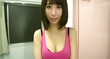 శృంగారమైన యువ నల్లటి జుట్టు గల స్త్రీని లూక్ బొమ్మ సెక్స్ బ్లూ ఫిలిం తెలుగు బొమ్మ amazes పురుషులు కామం తో