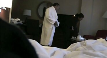 ఇంటి యజమాని ముందు తన కాళ్లను వ్యాప్తి చేయడానికి యువ శుభ్రపరిచే మహిళ తెలుగు ఫిలిం సెక్స్ అంగీకరించింది