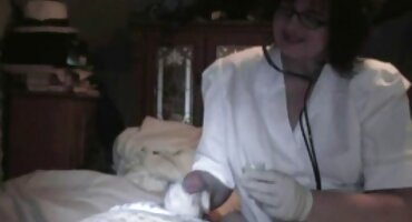 బాగా సంపాదించింది తెలుగు సెక్స్ ఫిలిం నల్లటి జుట్టు గల స్త్రీని మంచం మీద వేరుగా పడిపోయింది మరియు ఆమె శరీరం ఆఫ్ చూపిస్తుంది