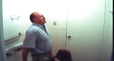 పరిపక్వ గురువు మేజోళ్ళు ఇచ్చిన ఒక యువ వ్యక్తి కుడి పట్టిక మీద తెలుగు తెలుగు సెక్స్ బ్లూ ఫిలిం