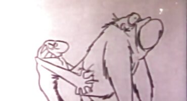 సిగ్గులేని నల్లటి జుట్టు గల స్త్రీని సంతోషంగా తెలుగు బ్లూ ఫిలిం సెక్స్ కాక్ పడుతుంది ఒక యువ ప్రేమికుడు