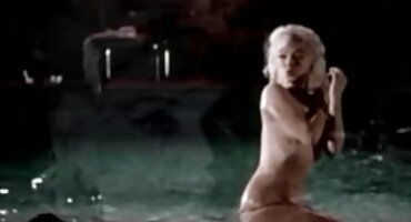 ఆమె తన భర్తకు ఒక నోటితో మొడ్ఢ చీకడం ఇస్తుంది మరియు ఆమె వేళ్ళతో గుర్రాన్ని తేలికగా తెలుగు బ్లూ ఫిలిం సెక్స్ హస్త ప్రయోగం చేస్తుంది