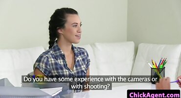 ఆమె స్పష్టంగా పోర్న్ ఏజెంట్ సూచనలను బ్లూ ఫిలిం సెక్స్ తెలుగు అనుసరిస్తుంది మరియు తీవ్రంగా ఇబ్బంది పెట్టాడు గెట్స్