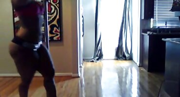 సినిమా రిహార్సల్స్ సమయంలో, పొడవాటి బొచ్చు అందగత్తె తన భాగస్వామి యొక్క పురుషాంగం హస్త ప్రయోగం సెక్స్ ఫిలిం తెలుగు చేస్తుంది