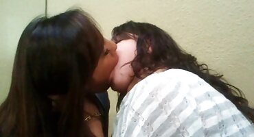 డార్క్ బొచ్చు సెక్స్ ఫిలిం తెలుగు లో లేడీ నైపుణ్యంగా ప్రైవేట్ రికార్డింగ్ కోసం తడి పుస్సీ నిర్వహిస్తుంది