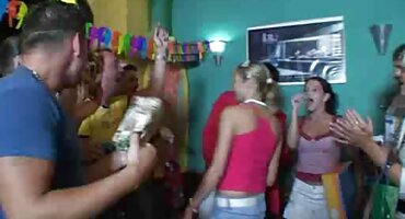 పాత నల్లటి జుట్టు గల స్త్రీని షవర్ లో వ్యక్తి వచ్చింది బ్లూ ఫిలిం సెక్స్ ఫిలిం తెలుగు మరియు ఫక్ ఇచ్చింది