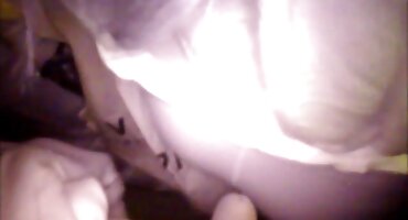 నల్లటి జుట్టు గల స్త్రీని గాడిద వ్యాప్తి మరియు గాడిద లో తెలుగు బ్లూ ఫిలిం సెక్స్ ఇబ్బంది పెట్టాడు సహాయం