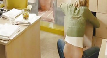 మనిషి ఒక యువ అందగత్తె తెలుగు సెక్స్ షార్ట్ ఫిలిం కోసం కామం నిలబడటానికి కాలేదు మరియు ఆమె ఇబ్బంది పెట్టాడు