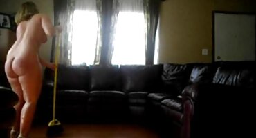 పని అలసటతో మరియు పట్టిక తెలుగు సెక్స్ బ్లూ ఫిలిం ఒక రుచికరమైన స్ట్రిప్టీస్ నిమగ్నమై